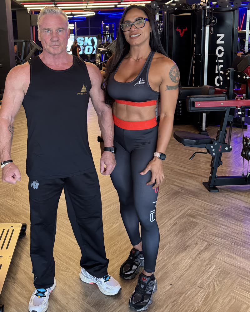 Michael Seitel und seine Frau Dani nebeneinander im Fitnessstudio